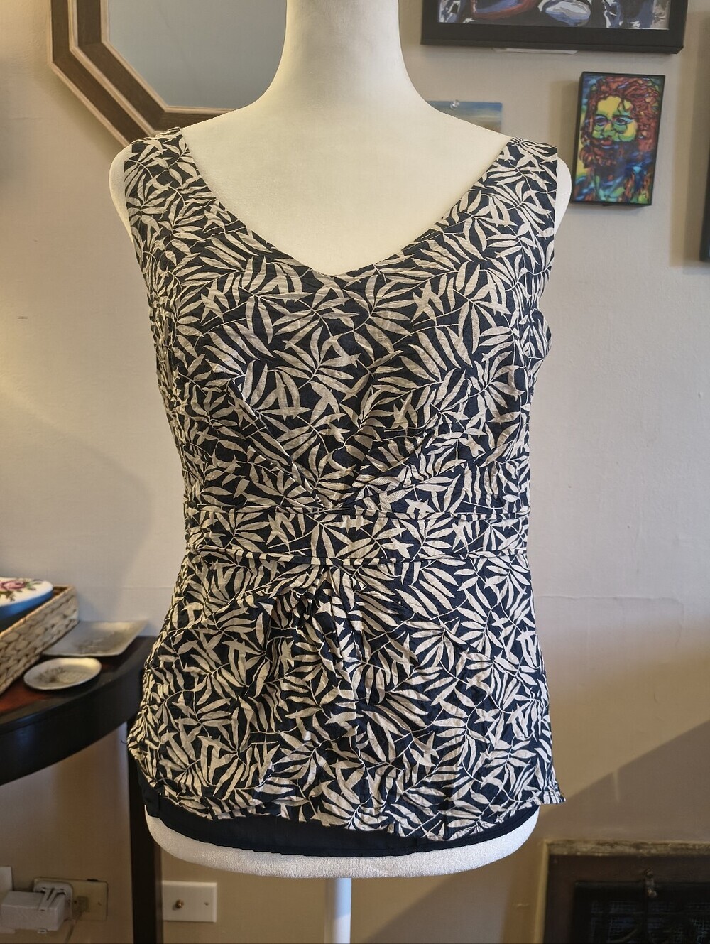 Women’s Ann Taylor Silk Blend Navy and Cream Leaf-Print V-Neck Top